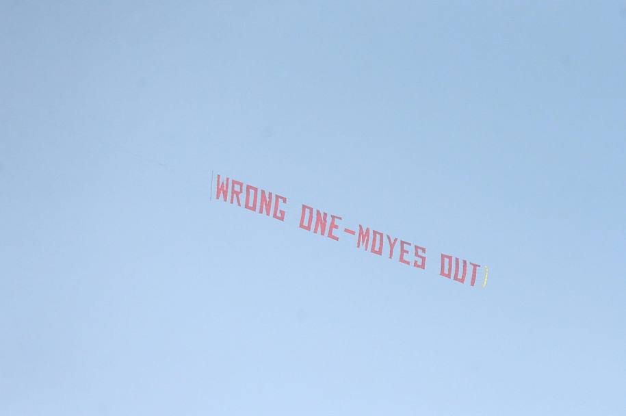 La notizia era venuta fuori due giorni: i tifosi del Manchester United hanno affittato un aereo con la scritta 